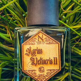 Nachdem ich auf dem Balkon nun zum Hobbybotaniker werde, dachte ich mir, das muss ich auch mal für ein Parfum nutzen.