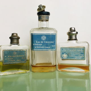 Farbunterschiede des EdC’s durch unterschiedliche Lagerung (links ungeöffnet); rechts und links Version von 1934 mit Aluminium-Deckel