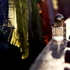 Wofür stehen die Tibetischen Fahnen? In diesem Fall für Großzügigkeit, Bescheidenheit, Licht & reine Herzenswärme. Ein später Dank (nicht nur für den Mini) an eine besondere Parfuma.Und eine kleine Erinnerung,die Welt immer mit (Purer)Neugier zu erkunden.