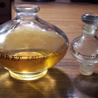 das ist ein Doppel-Flakon, im unteren Bereich ist Eau de Toilette und im oberen war Parfum enthalten