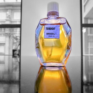 aus einer Zeit, wo unsere Erinnerungen schwarz-weiß sind, der Duft selbst gleicht einem Kaleidoskop