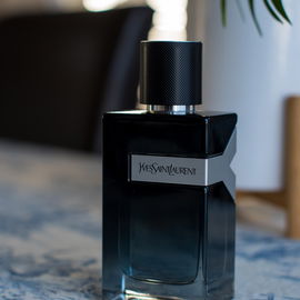 I blind bought this early in my collection. At that time I didn't know that blue and synthetic fragrances aren't really what I like. It has now been sold off and replaced by something more aromatic or natural