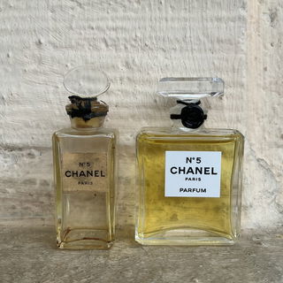 Damals … und heute. Ein wundervoller, geheimnisvoller Duft, der an frisch gefallenen Schnee erinnern soll. Schönste, edle Seife, blumig, vanillig, elegant. Tragt mehr Chanel No.5 als reines Parfum! :)