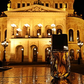 Eine starke Diva vor der Alten Oper