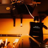 Die Erdbeere ist Solistin.Ey.SüßBonbonEgal - ob pur mit Sahne/Puderzucker/Piper longum oder ölig - von Mund zu Mund WildlederLipstickKondom  # So untypisch/typisch Bianchi (◕▽◕)Mangamädchenaugen samt Schaumgummierdbeeren die wie Schmetterlinge durch rosa Federpuschel flattern. (von Seejungfrau)