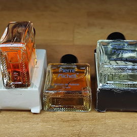 Die Miniaturen haben Nummern im Glasboden, von links nach rechts: 5, 13, 15. Diese Nummern sind aber wohl nicht die Parfumnummern.