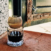 Tropenhaus Atmosphäre hab ich nicht,eher Werkstatt/Petroleum/Gummibaumsaft/antike Hölzer. Mehr indoor als outdoor. Muff/Fell/Wachs/Baldrian/Mottenkugeln 😅 - erinnern an Nachtwarme Haut. Die süßlich/bekannte Base kommt allerdings wie bei der letzten Collection ziemlich stark zum tragen. Labdanumschlonz wird mir schnell mal zu viel. Die angepriesenen Dschungel-Assoziationen nehme ich nicht wahr. :-) Hätte gerne etwas mehr in Oud-Ölen gekochte Wurzeln und Blätter gehabt. So - gewollt - gedrosselt bleibt es eben nur ein Mix aus Kopfhautbalsam,Werkstatt Schmieröl und industriellem Indol - Kabelschmauch.Mag Oud Taiwan trotzdem. VIELEN DANK 🧜‍♀️ allen. (von Seejungfrau)