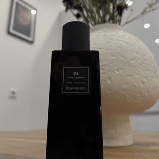 24 Rue de L'Université von Yves Saint Laurent