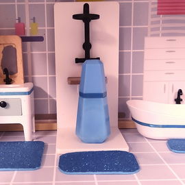 Loulou takes a shower...
