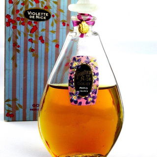 Violette de Nice Godet 1915.  RESEARCH:  Referenzfoto