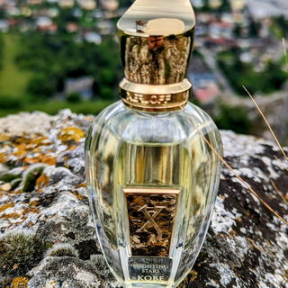 Ich habe keine Mühen gescheut und bin extra mit dem Flakon auf einem Berg gewandert um dieses Foto auf einem Felsen zu schießen.