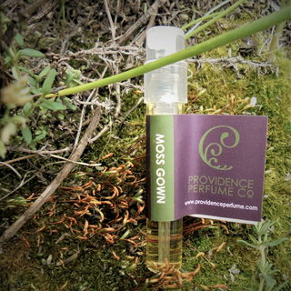 Mädchen im Moosmantel