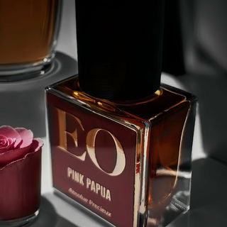 Blühwahn 🪷 : Eine cremigwachsige Fleischtuberose.Jasmindurchwirkt.Stahlendes weiß,von Sonnenstahlen überzeichnete,samtviolette Veilchen.Schattierungen von roten Reben,Gewürzen u.