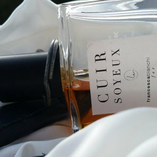 Vielen Dank :) ein weicher/hellbrauner Lederduft auf Seide