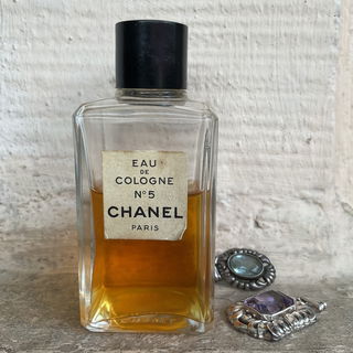 Ein Kleinod. Zibetkätzchen im Jasminrausch. Oder umgekehrt. Nichts für empfindliche Näschen.