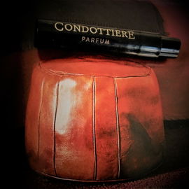 Lederhocker vor'm Bett