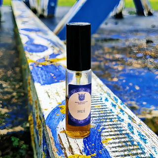 Hương Giang. Schwimmende Märkte - feucht/heiß/leuchtend/unruhig - Moos.Lotus.Rindenpilze - Weihrauch bläut Wände - Ruß. Mosaik. Magie. Farbton > Karmin.DANKE ALLEN 🧜‍♀️