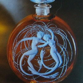 das Foto ist aus meinem Sammlerbuch abfotografiert, damit hier überhaupt ein Bild existiert. Der Flakon ist von Lalique und wurde für 54.795,- Euro versteigert.