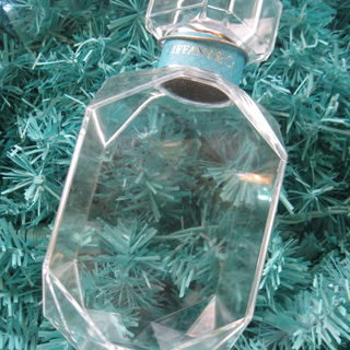 Dekoration am Weihnachtsbaum 2018 im Bahnhof St. Pancras, London, sponsored by Tiffany