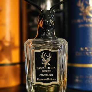 Onyx Black von Pana Dora