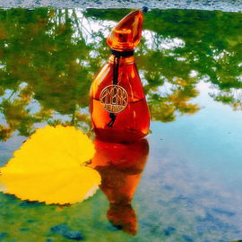 Once upon a time there was an enchanted tree that lost its most beloved leaf. The tree sent a tear of its amber converted into perfume, so that the leaf would recognize the aroma of its beloved tree. And so they found each other...
