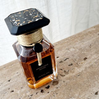 goldene Kordel, schwarzes Siegel, schwarz-goldenes Terrazzo-Motiv auf dem Deckel