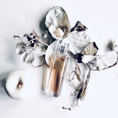 Der richtige Flakon zum genannten Parfum. Parfumo zeigt hier leider einen falschen, nämlich das EdT. Änderungsvorschlag wurde abgelehnt. (by Runa)