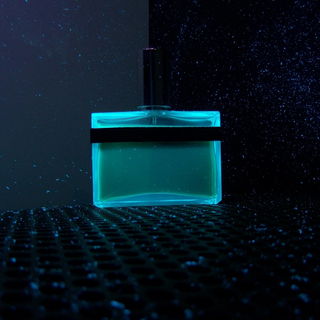 Mehr weißlicht bringt die wahre Flakonfarbe zum Vorschein. UV zum Trotz