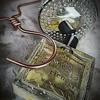 Nichts.Eichenmoos. Nichts.Nerolifunkeln. Nichts.Patchoulisequenzen. Tu es la vague. Moi l'île nue. Jane.Es ist dein Körper. Milujem.Puder.Haut. Nichts ist Alles.