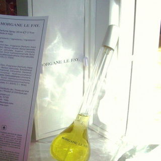 Ein Kunstwerk der mundgeblasene Flakon:) wunderschön, Duftzwilling von Tilleul....