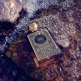 Jasmin nimmt ein erfrischendes Blubberbad im Bach 💦🫧
