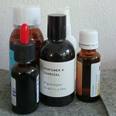 Der Flakon wird in einer grauen Filztasche zum Zusammenrollen und Zubinden geliefert. (von SebastianM)