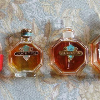 Das Lederetui gehört zu der mittleren Flasche