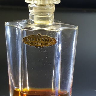 Der Duft stammt aus der Zeit von 1939 (Zwangsarisierung Dr. Korthaus KG)-1944 (Fabrikgelände am Frankfurter Hauptbahnhof zerstört)...nicht gekippt und mit raumfüllender Sillage