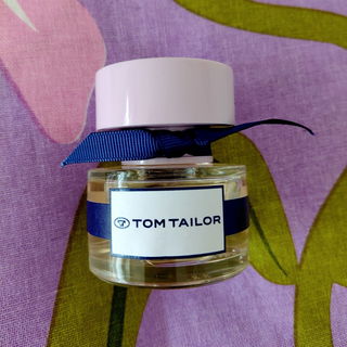 Ein kleiner Gruß in Lila zum Wochenende. Bin schlimm erkältet und konnte den kleinen Tom hier nicht ausführen. So habe ich ihn auf mein Kissen gelegt...