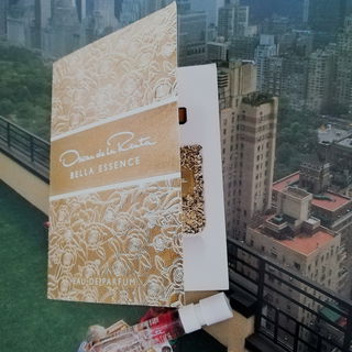 Bella Essence - Oscar de la Renta