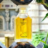 freue mich über Euren Besuch bei diesem Märchenschloss-Wächter, selbstbewuss genug ist er ja... (by Skydiver19)