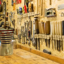 Auch in der Werkstatt macht Le Male Elixir eine gute Figur. Der Torso in edlen Gold 