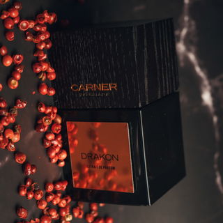 Den wurde mir von Milan Scent empfohlen. Und der trägt sich wirklich sehr schön! Der Pfeffer gehört unbedingt ins Bild, den der Startet mit einer Pfefferbombe :)