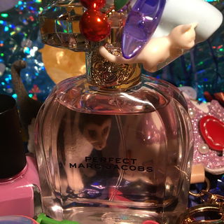 Bei so viel eklektischem Chaos ist der Duft genau richtig. Ein gut ausbalancierter Wohlfühlduft.