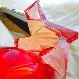 Flakon 50 ml . Fotografiert  auf  [in]  einer Vase aus  rotem Murano Glas.