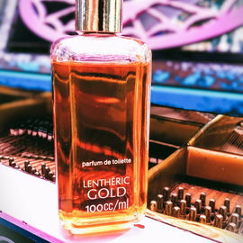 Vintage-Parfum und Vintage-Piano, beide noch intakt, haben Gleiches im Sinn: den Klang der Nacht anstimmen 🎹🎵