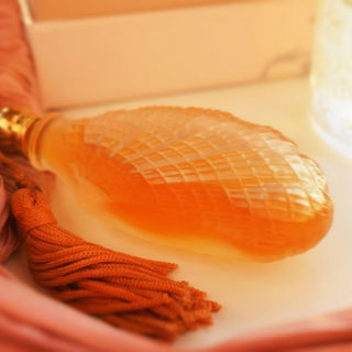 Such a beautiful miniature with the shell shaped frosty bottle and the tassel at the cap :)