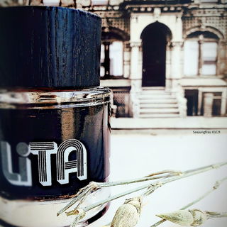 Schwarz/Weiß in FARBE # Bai Horapa # Asphaltveilchen #... and she's buying a stairway to heaven # When she gets ... there she knows ...if the stores are all closed