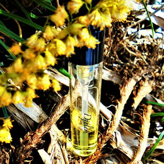 Das fahrende Volk trägt Blütenseifen auf Feldern aus Heu