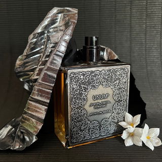 Nur langsam erschloss sich mir der Duft … Nur langsam gab er sein eigentliches Wesen frei …. Liebe Marieposa, ich danke dir für dein Vertrauen, mir - unter anderem - diesen wunderbaren Flakon zum Testen und Fotografieren zur Verfügung zu stellen. Beides, bereichernde Erlebnisse !!!