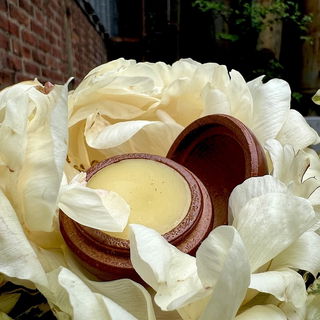 Pfingstrosenlegende… Dieser Duft spricht viele Sprachen, der Blumen, des Waldes, der Sonne, Neuseelands und meine…Frohe Pfingsten euch allen!