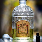 Guerlain 'Eau de Cologne du Coq' im ursprünglichen Bienenflakon (1000 ml), erkennbar am damals noch diamantgeschliffenen Massivglaskopf, den es nur bis ca. 1950 - 1960 gab. Und ein Antaeuschen - ein bisschen Spaß muss sein™. (von EauSavage)