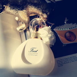 First Edition Blanche - Van Cleef & Arpels