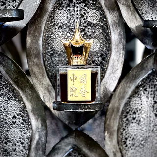 Chinese Oud II / 中國沉香 von Areej Le Doré